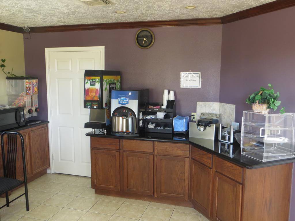 Americas Best Value Inn & Suites Hempstead Zewnętrze zdjęcie