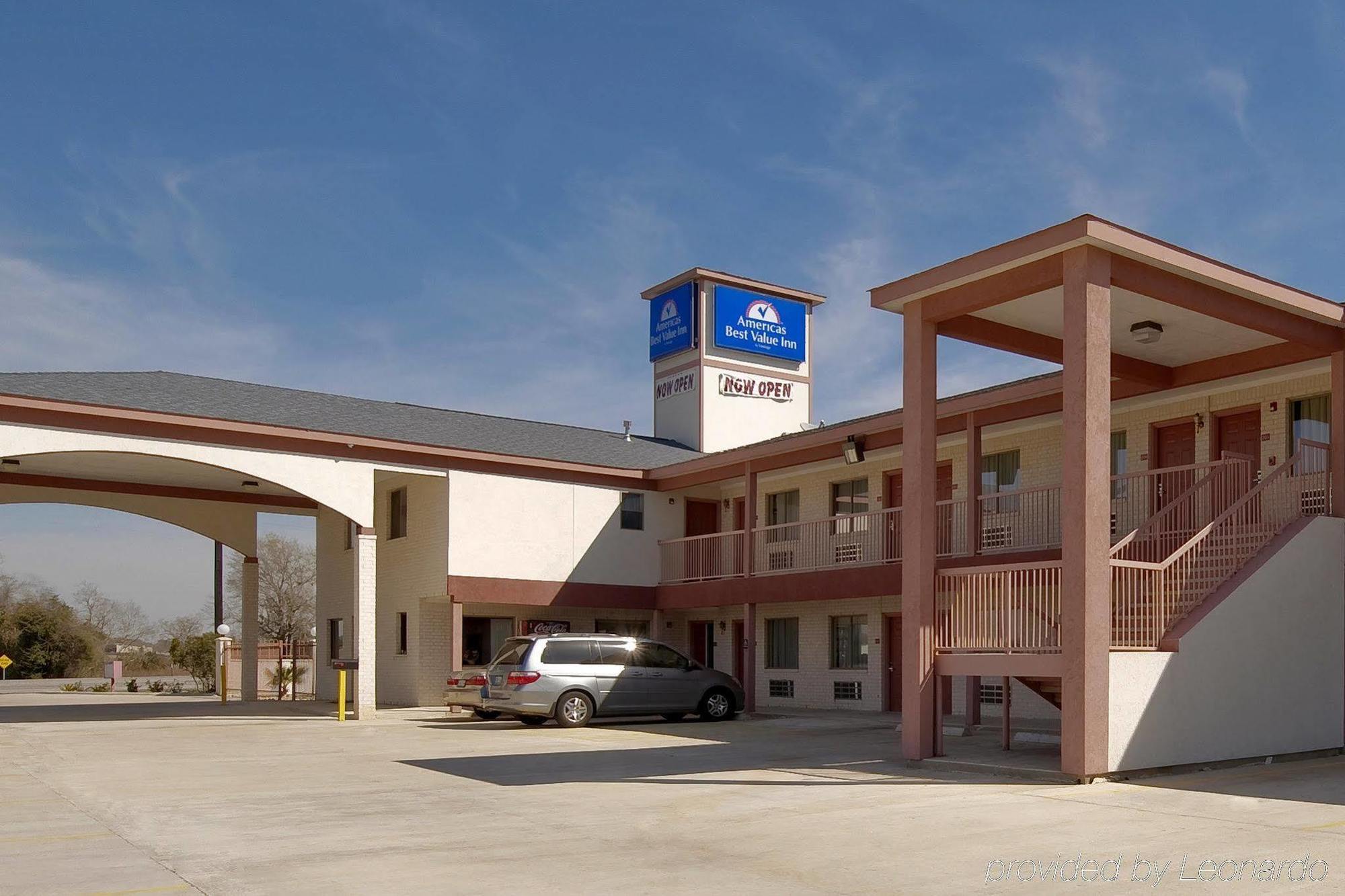 Americas Best Value Inn & Suites Hempstead Zewnętrze zdjęcie