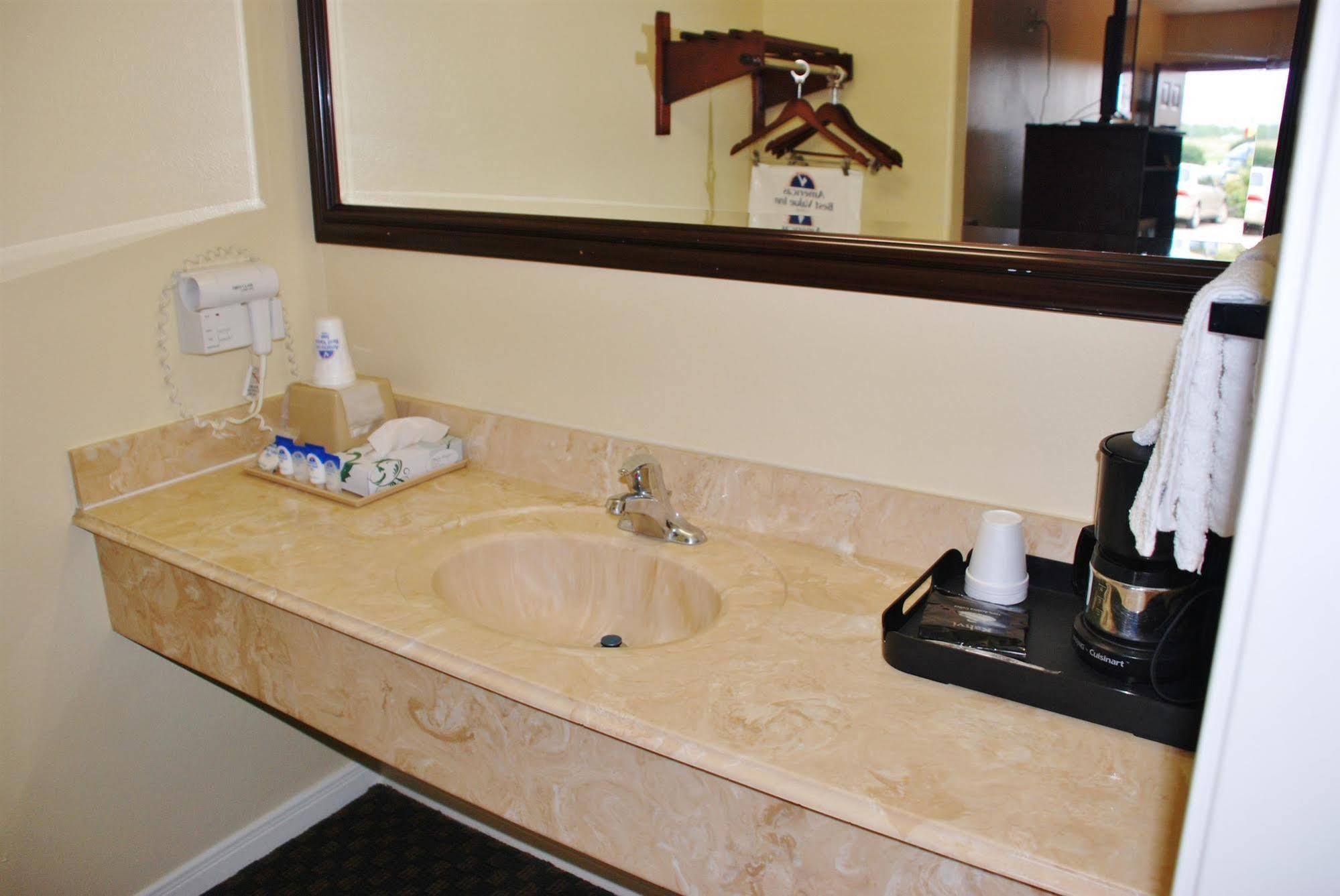 Americas Best Value Inn & Suites Hempstead Zewnętrze zdjęcie